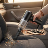 Persona usando la aspiradora portatil para limpiar el asiento de un auto