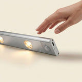 Detalle del sensor de movimiento de la barra LED con una mano activandolo