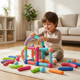 Nino jugando con el set de bloques magneticos