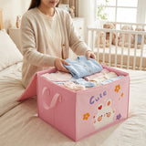 Madre guardando ropa de bebe en el cajon organizador