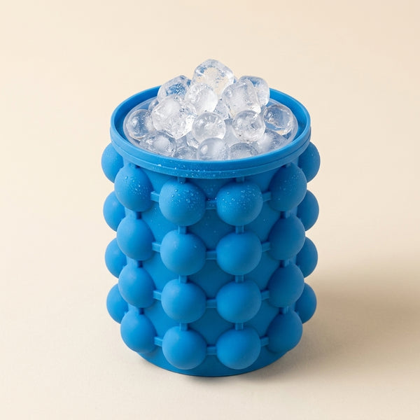 Cubetera de silicona abierta llena de cubos de hielo transparente