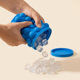Mano flexionando la cubetera de silicona para soltar los cubos de hielo