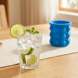 Vaso con bebida refrescante y hielo hecho con la cubetera, uso real en casa