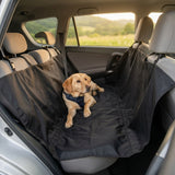 Perro sobre el cubre asientos instalado en el auto