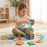 Nina jugando con el set de bloques magneticos DIY