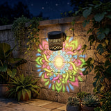 Foco Solar Decorativo Mandala instalado y encendido de noche en jardin
