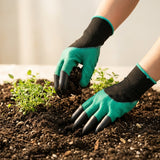 Manos con guantes de jardin plantando