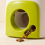 Detalle del compartimento de premios con snacks para perro