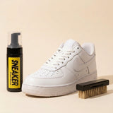 Zapatilla Nike Air Force 1 blanca limpia y reluciente junto al kit de limpieza, resultado final