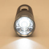 Linterna táctica LED - haz de luz enfocado