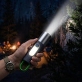 Persona usando la linterna táctica LED de noche