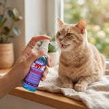 Aplicando el spray Oral Pet a un gato