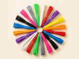 Vista cenital de los 20 rollos de filamento de colores organizados en abanico circular