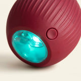Detalle de la luz LED de la pelota interactiva para mascotas