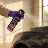 Rociando el spray ceramico 3 en 1 sobre la carroceria de un auto