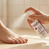 Aplicando el spray TerbiFin sobre el pie
