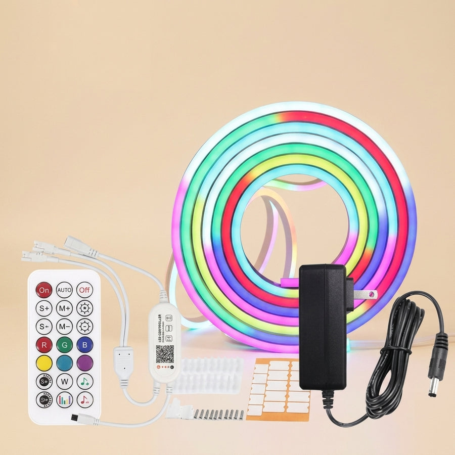 Tira de luces neon LED RGB con control remoto y adaptador, fondo crema