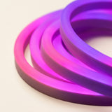 Detalle de la textura difusa de la tira de neon encendida en rosa y purpura