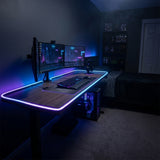 Tira de neon instalada en un escritorio gamer, iluminando el dormitorio de noche
