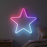 Tira de luces neon RGB doblada en forma de estrella decorativa en la pared, encendida de noche
